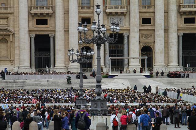 0561 Rome - Paus St Pieterplein.jpg